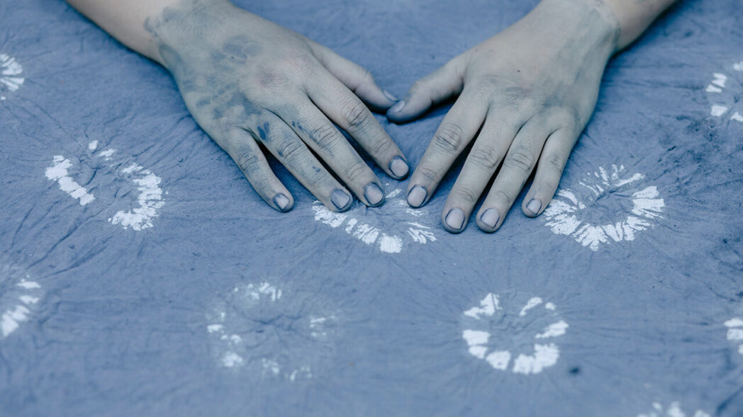 Photo of hands illustrating the idea of ​​manual work to talk about sustainability in the fashion industry.
